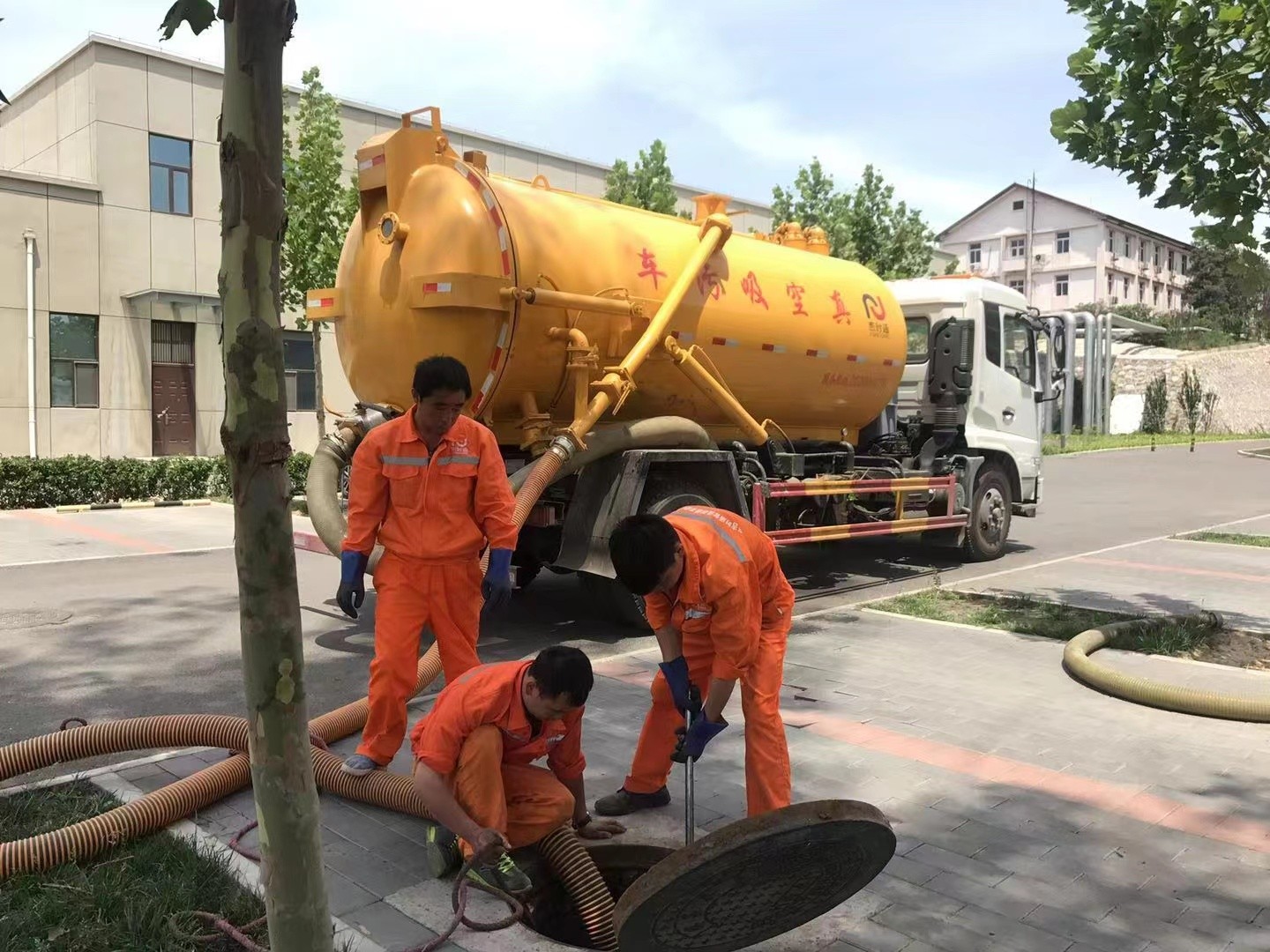 栖霞管道疏通车停在窨井附近