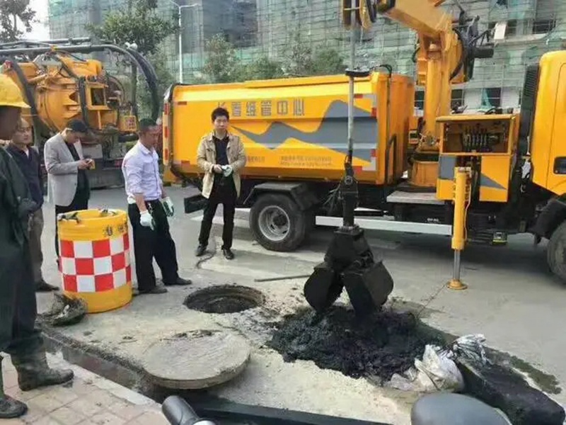 栖霞街道：网格员化身“清道夫”，为民解忧疏通“堵心”化粪池