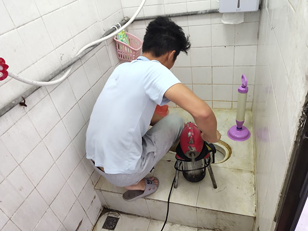 栖霞肥皂掉到马桶里把马桶堵住了怎么办？马桶堵住了怎么办